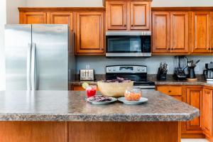 een keuken met een aanrecht met een kom eten erop bij Dublin Village Townhome in South Bend