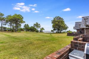 纳格斯黑德Delightful Dolphin的有砖墙和树木的露天庭院