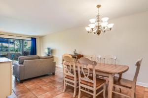 纳格斯黑德Delightful Dolphin的一间带桌椅的餐厅和客厅 更多31张照片