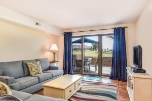 纳格斯黑德Delightful Dolphin的客厅里有一张沙发和一台电视