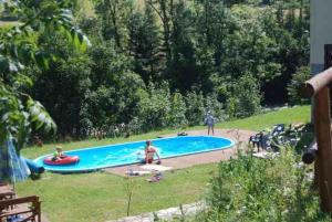 Bazén v ubytovaní Domek Górski Czarna Góra przy wyciągach alebo v jeho blízkosti