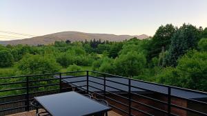 d'un balcon avec une table et une vue sur les montagnes. dans l'établissement Apartament Pod Bukowym Lasem, à Kowary