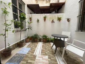 テトゥアンにあるTetouan house Dar Sultana High-end and beautiful in the center of Tetouanのパティオ(テーブル、鉢植えの植物付)