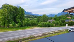ein weißer Van, der an einer Straße parkt in der Unterkunft Panoramablick Apartment Bad Aussee in Bad Aussee