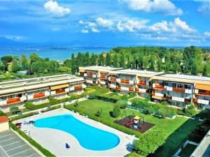 Bazén v ubytování Casa Belvì - Garden Appartement Lugana Sirmione nebo v jeho okolí