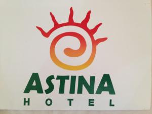 una señal para el hotel asiático con el logotipo asiático en Astina Hotel en Lovina