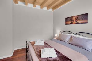 Un pat sau paturi într-o cameră la Oasi urbana due passi bgy Free Wi-fi and AC