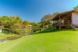 una casa en una colina junto a un río en Quinta da Baronesa 2 - Sapucai Mirim, en Sapucaí-Mirim