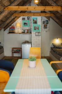 Istumisnurk majutusasutuses Saaremaa Õlletuba - Attic Retreat at Pihtla Brewery