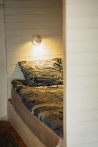 Voodi või voodid majutusasutuse Saaremaa Õlletuba - Attic Retreat at Pihtla Brewery toas
