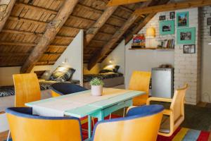 Istumisnurk majutusasutuses Saaremaa Õlletuba - Attic Retreat at Pihtla Brewery +16 fotot