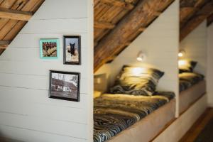 Voodi või voodid majutusasutuse Saaremaa Õlletuba - Attic Retreat at Pihtla Brewery toas