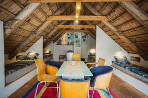 Istumisnurk majutusasutuses Saaremaa Õlletuba - Attic Retreat at Pihtla Brewery