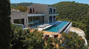 สระว่ายน้ำที่อยู่ใกล้ ๆ หรือใน Villa Orama Corfu