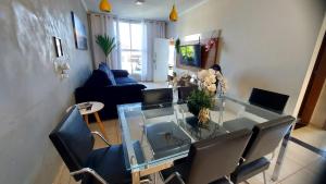 a living room with a glass table and chairs at Vivenda Bela Vista, Casa aconchegante na Capital do Paraquedismo e Balonismo in Boituva +53 photos