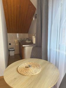 扎科帕内Kowali Wierch的坐在木桌前的草帽