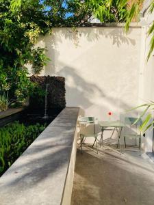 a patio with a table and chairs next to a wall at Leaf Holiday Studio Kortrijk in Kortrijk