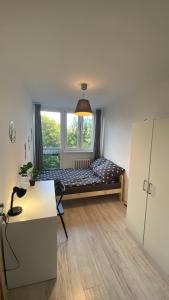 Ένα ή περισσότερα κρεβάτια σε δωμάτιο στο Rooms in Warsaw - G9