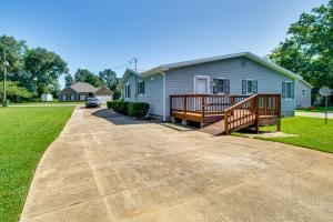 a house with a porch and a driveway at 2 Mi to Shops and Eats Family Home in Donalsonville in Donalsonville