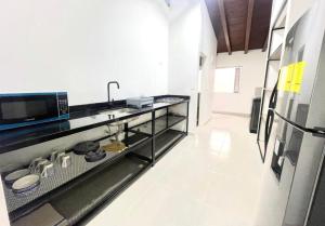 Kuchyň nebo kuchyňský kout v ubytování R301 Apartment close to Lleras park and Provenza