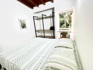 Postel nebo postele na pokoji v ubytování R301 Apartment close to Lleras park and Provenza