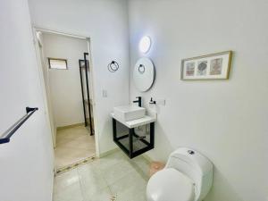 Koupelna v ubytování R301 Apartment close to Lleras park and Provenza