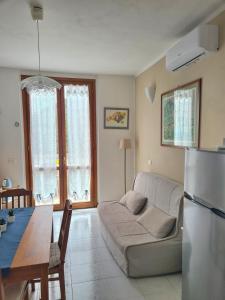 un salon avec un canapé et une table dans l'établissement Tracastello Home House with terrace e garage, à Riomaggiore