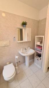 une salle de bains avec toilettes et lavabo dans l'établissement Tracastello Home House with terrace e garage, à Riomaggiore 35 autres photos