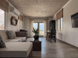ノールトにあるPoolside Escape Menas Authentic Wellness Ecoのソファとテーブルのあるリビングルーム