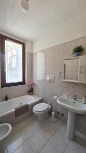 une salle de bain avec toilettes, baignoire et lavabo dans l'établissement Tracastello Home House with terrace e garage, à Riomaggiore