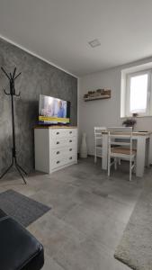Televisyen dan/atau pusat hiburan di Apartmán Hevlín