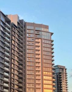 een groot appartementencomplex met veel ramen bij Modern ZED Apartment Near Pyramids, ZED Park, GEM in Sheikh Zayed