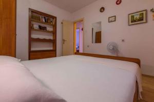Postel nebo postele na pokoji v ubytování Apartments in Crikvenica 39341