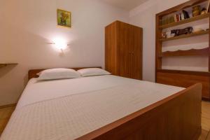 Postel nebo postele na pokoji v ubytování Apartments in Crikvenica 39341