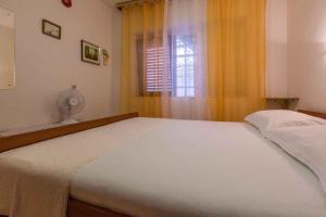 Postel nebo postele na pokoji v ubytování Apartments in Crikvenica 39341