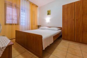Postel nebo postele na pokoji v ubytování Apartments in Crikvenica 39341