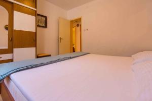 Postel nebo postele na pokoji v ubytování Apartments in Crikvenica 39341