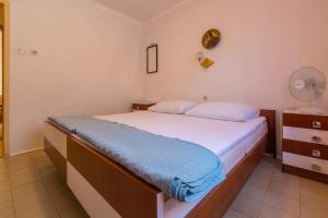 Postel nebo postele na pokoji v ubytování Apartments in Crikvenica 39341