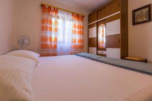 Postel nebo postele na pokoji v ubytování Apartments in Crikvenica 39341