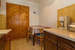 Kuchyň nebo kuchyňský kout v ubytování Apartments in Crikvenica 39341