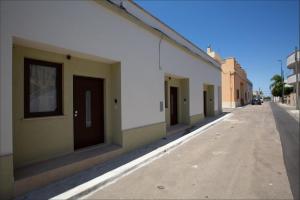 una fila di edifici sul lato di una strada di Dimore Salentine a Felline
