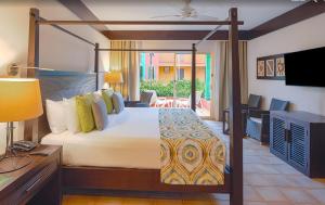 une chambre avec un lit, un bureau et une télévision dans l'établissement Catalonia Royal Tulum Beach & Spa Resort Adults Only - All Inclusive, à Xpu Ha 64 autres photos
