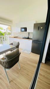 Η κουζίνα ή μικρή κουζίνα στο Tropik Marina - La belle vue