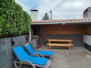 two chairs and a picnic table on a patio at Beleza da Fazenda in Nordeste