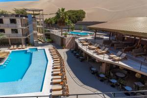 伊察Senoma Hotel - Adults only的带游泳池的酒店的鸟瞰图