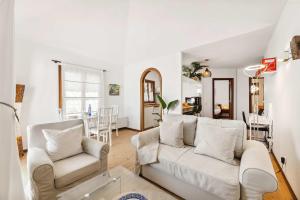 een woonkamer met een bank en een tafel bij El Nido Seafront Hideaway by Bayside in Playa Honda +23 foto's