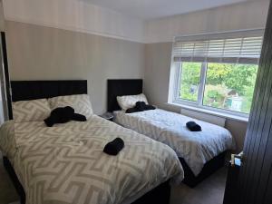 Giường trong phòng chung tại Stunning property with Summer house