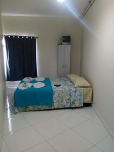 a bedroom with a bed with a blue blanket at Oluap Pousada Mairiporã in Mairiporã +21 photos