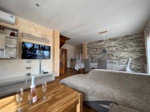 A bed or beds in a room at Casa Bellavista con piscina en Caldes Costa Brava