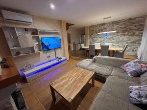 A television and/or entertainment centre at Casa Bellavista con piscina en Caldes Costa Brava